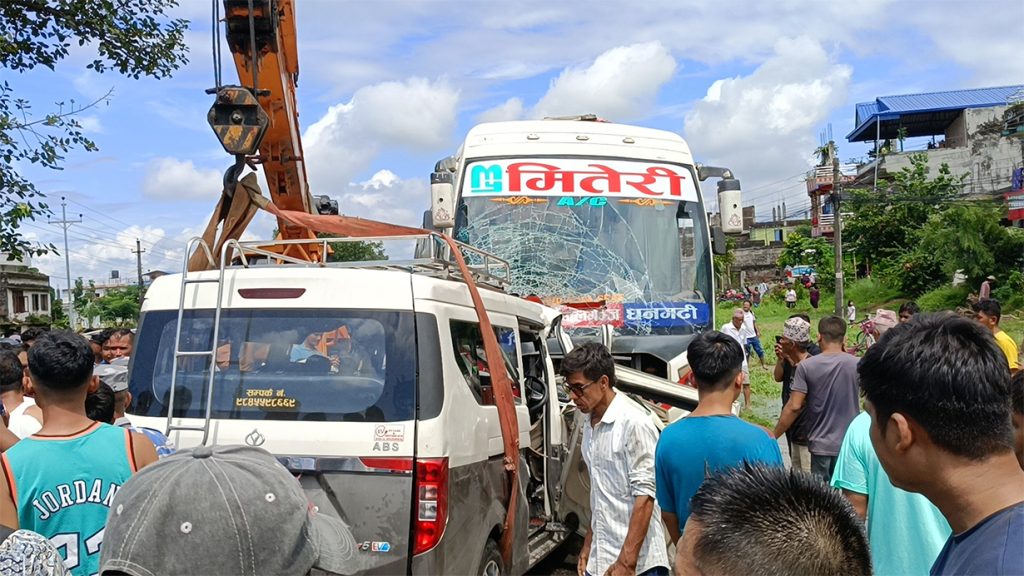 चितवनको सडक दुर्घटनामा ७ जनाको मृत्यु र २४ जना घाइते