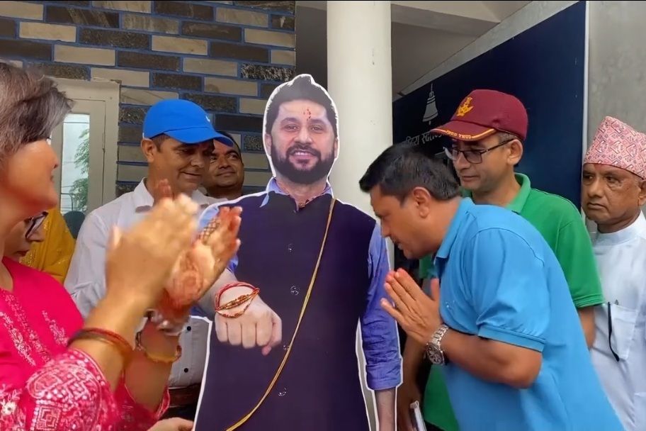 नेपालको राजनीतिमा दशौँ वर्षदेखि एउटै घृणित रोग : मान्छेलाई जबरजस्ती “भगवान्” बनाउने र त्यसैको नाममा आरती उतार्ने प्रवृत्ति